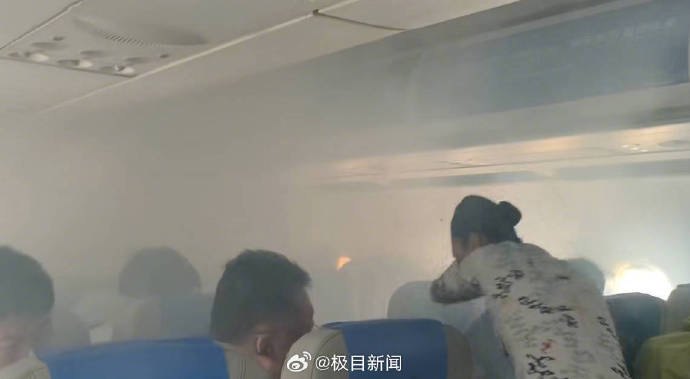 飞行途中旅客充电宝突然冒烟！天津航空回应：无人员受伤，平安落地